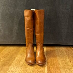 Frye Carson Piping Tall Boot - Caramel - Women’s Size 8.5 - Excellent Condition